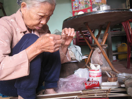 Hàng ngày bà nhận làm bìa cho chủ hàng, phải mất 3 ngày bà mới kiếm được 10 nghìn tiền công